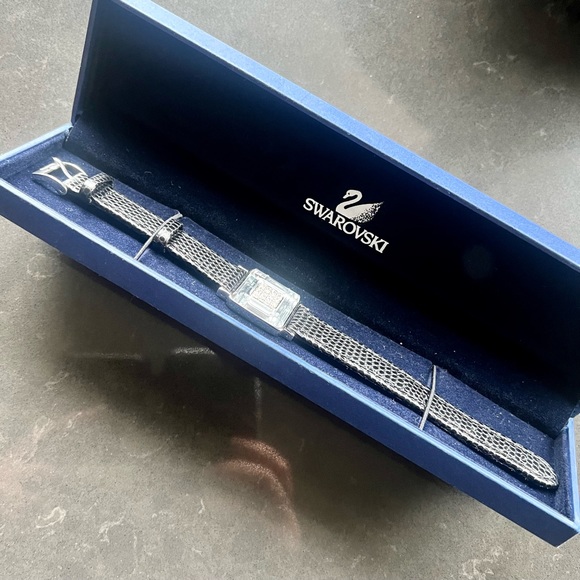 SWAROVSKI LEATHER AND CRYSTAL BRACELET - New in box - Picture 8 of 8